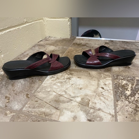 Womens Clark’s Red burgundy Leather slip on Sandals  size 7 in great condition - Picture 8 of 14